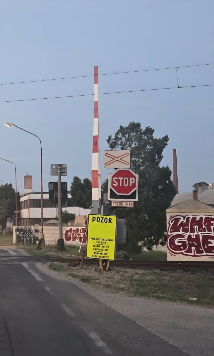 Signalizácia železničného priecestia na Ružindolskej ceste v Trnave je nefunkčná