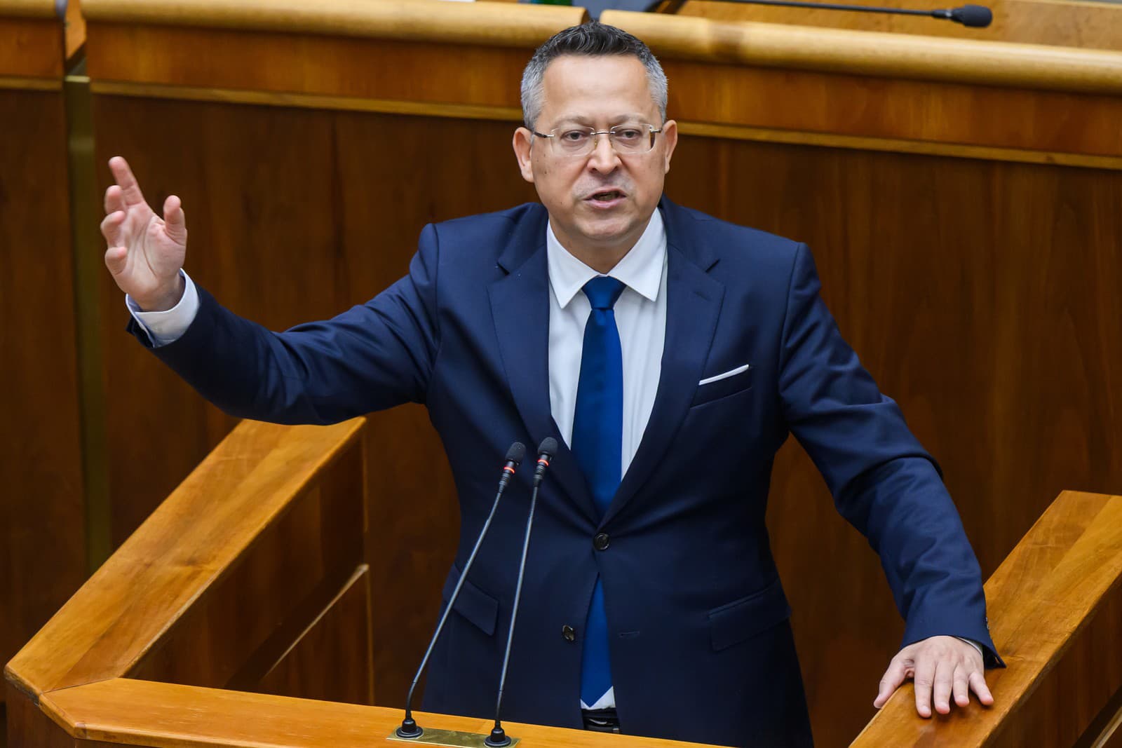 ONLINE Mimoriadne rokovanie parlamentu: