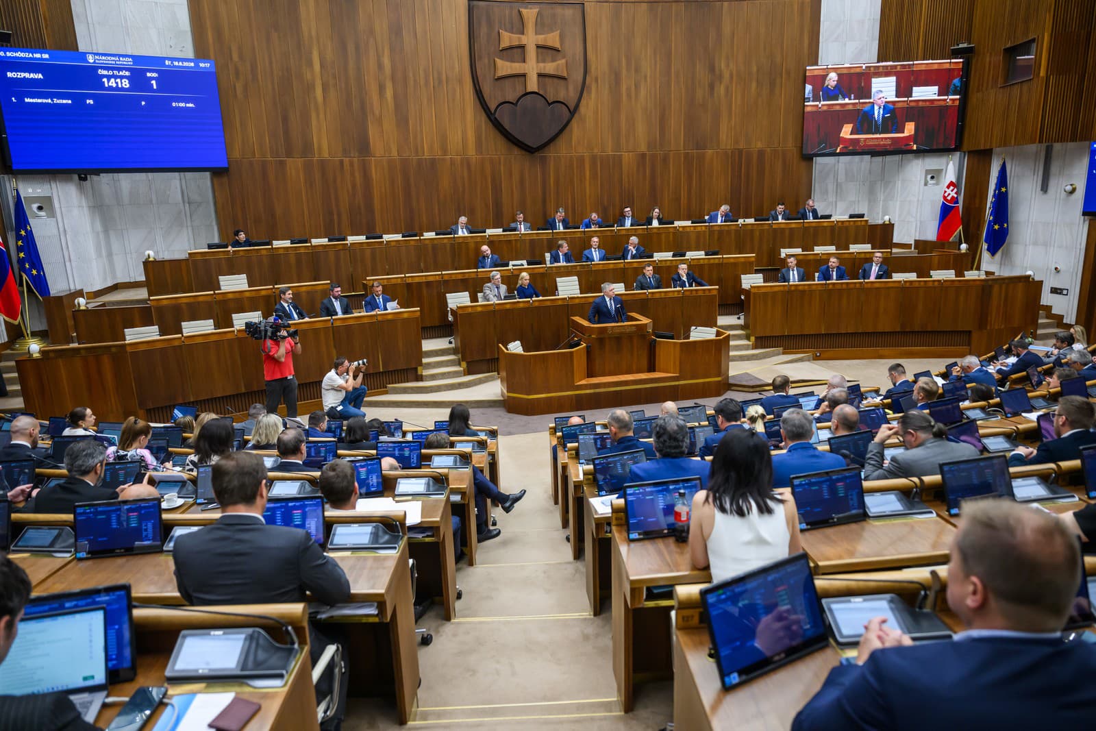 ONLINE Mimoriadne rokovanie parlamentu:
