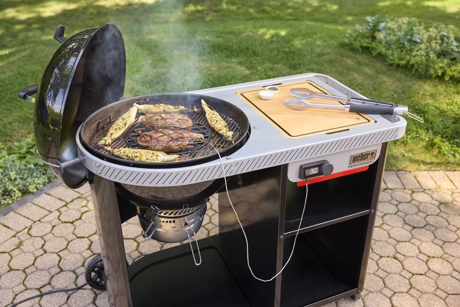 Spomedzi širokej ponuky grilov Weber si vyberiete, či už máte radi grilovanie na uhlí, plyne alebo elektrine. Na fotke je Weber Performer Premium Smart