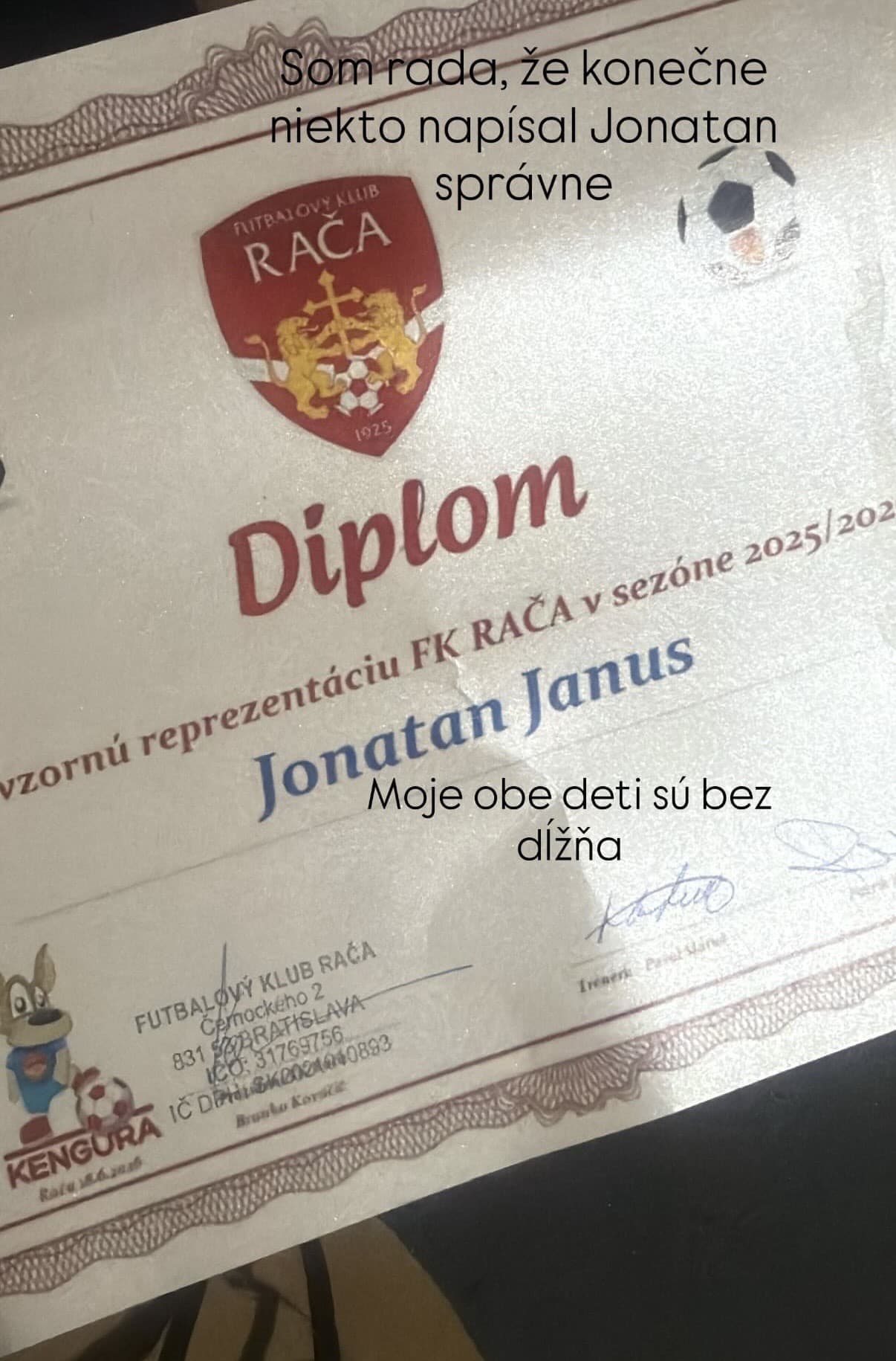Syn Alexandry Orviskej získal diplom. 