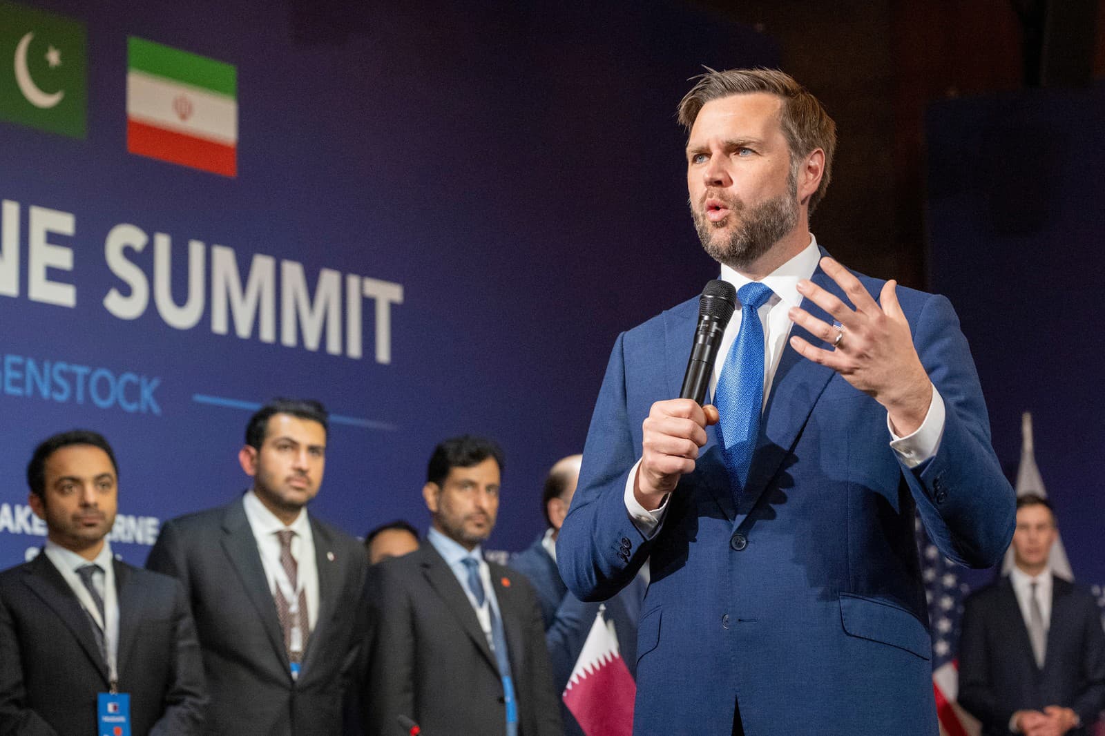 Americký viceprezident JD Vance rozpráva počas summitu Lake Lucerne - prvého kola rokovaní USA s Iránom o implementácii memoranda o porozumení