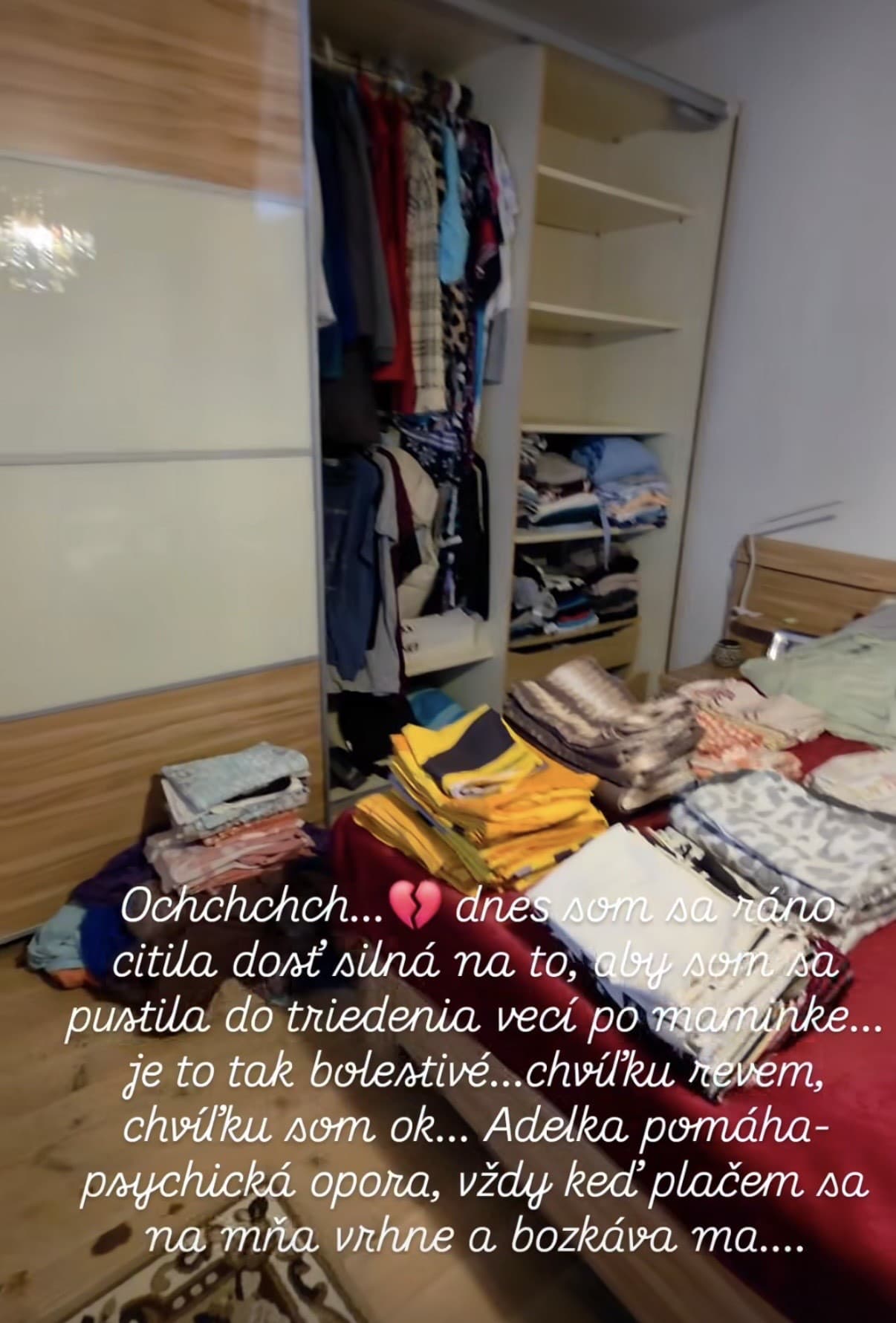 Zora Czoborová triedila šatník po zosnulej mame. 