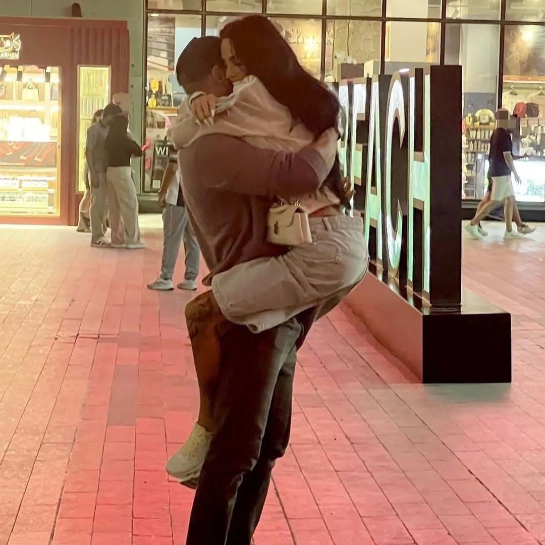 Katie Price musela pod nôž po tom, čo sa jej rozutekala výplň z pier do tváre. 