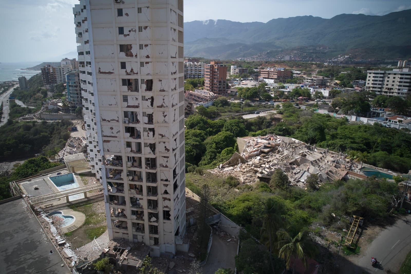 Poškodené budovy v meste La Guaira vo Venezuele deň po tom, čo oblasť zasiahlo zemetrasenie.