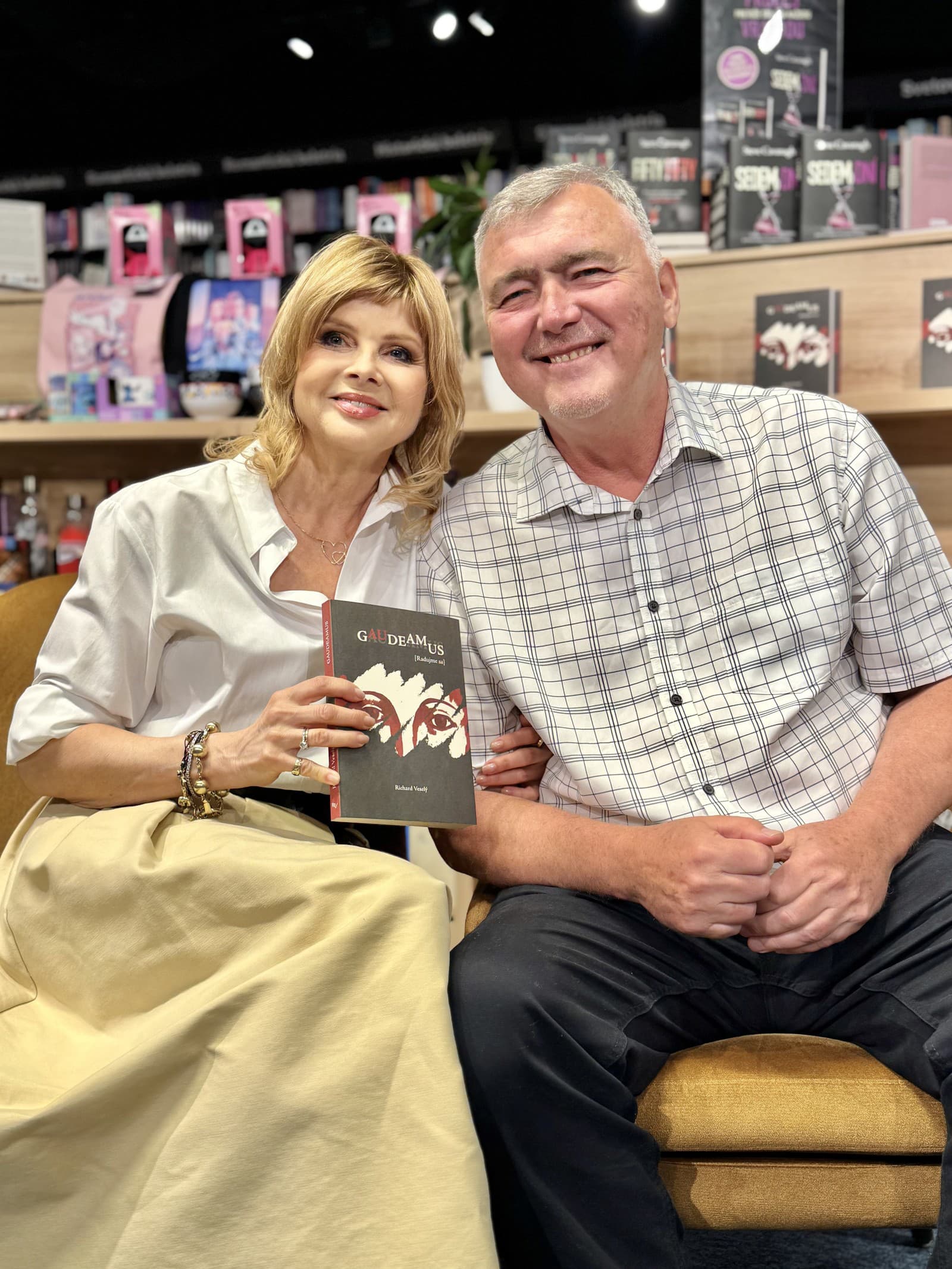 Soňa Müllerová ako krstná mama knihy Gaudeamus [Radujme sa], ktorú napísal Richard Veselý.