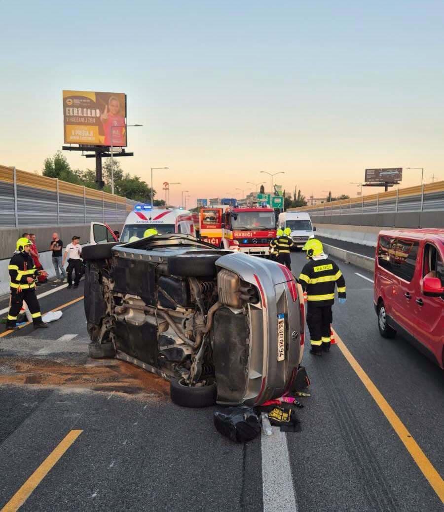 Hasiči zasahovali pri nehode osobného auta v Bratislave