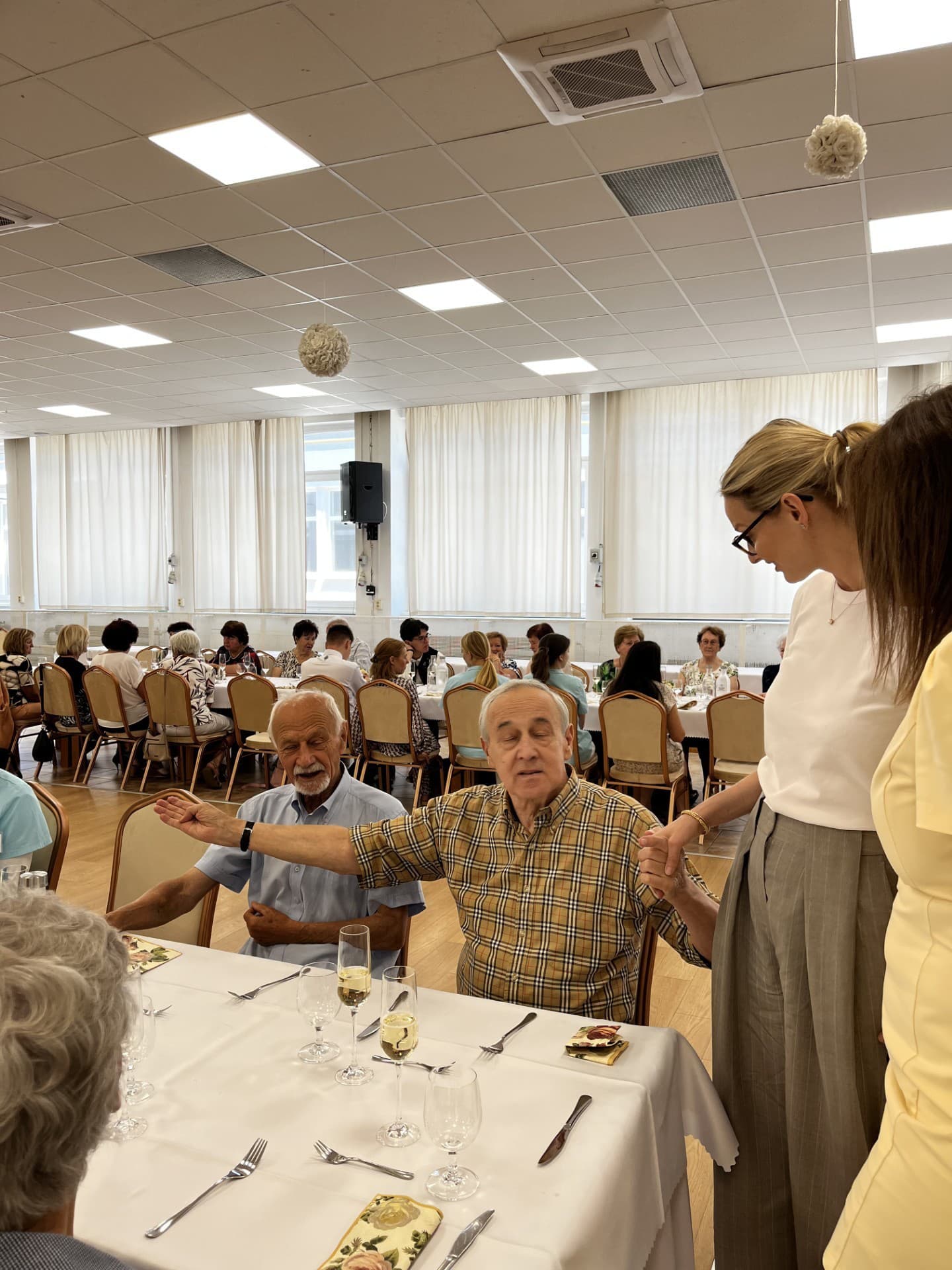 Osamelosť seniorov zabíja. Riešenie,