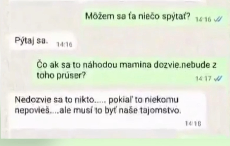 Tréner karate dával žiačke