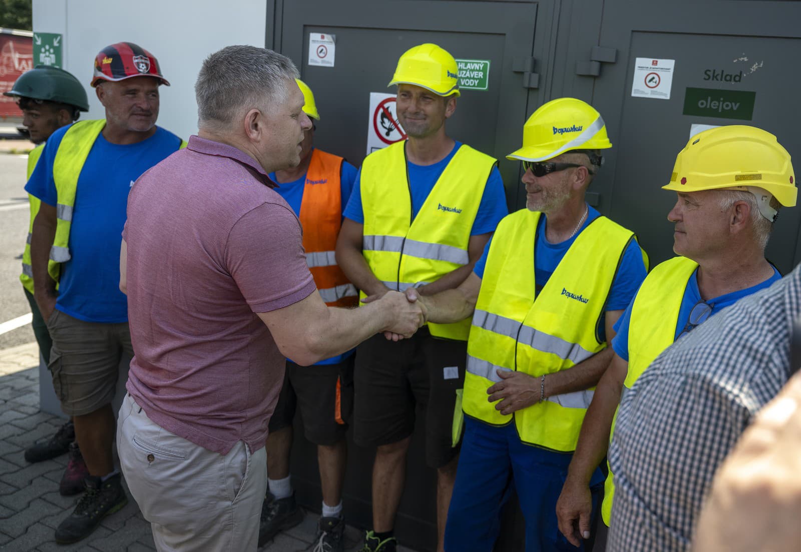 Predseda vlády SR Robert Fico (Smer-SD) navštívil robotníkov na diaľnici D2, ktorí vykonávajú prácu aj vo vysokých teplotách