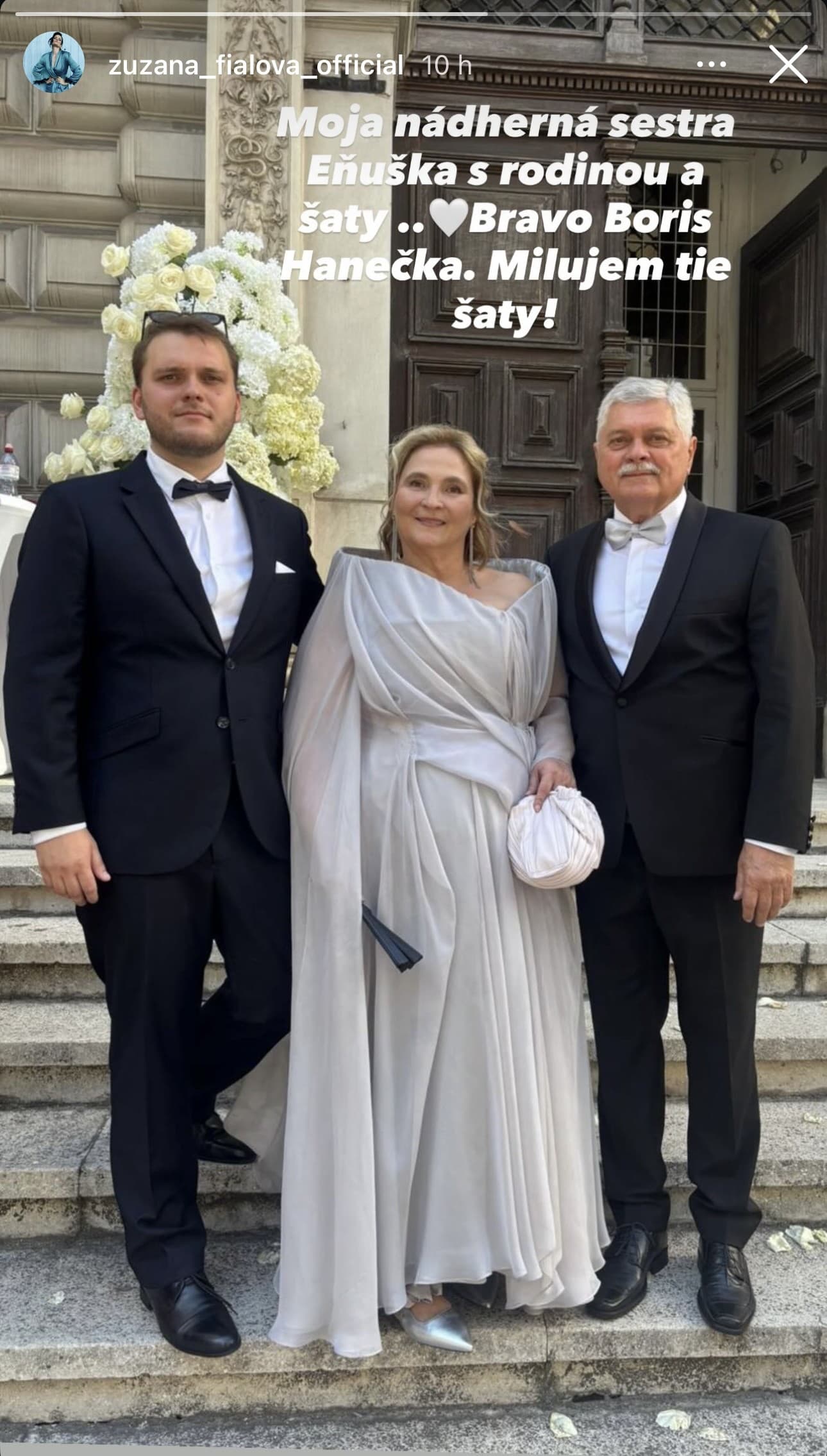 Staršia sestra Zuzany Fialovej, Renáta, verejnosť nepozná.