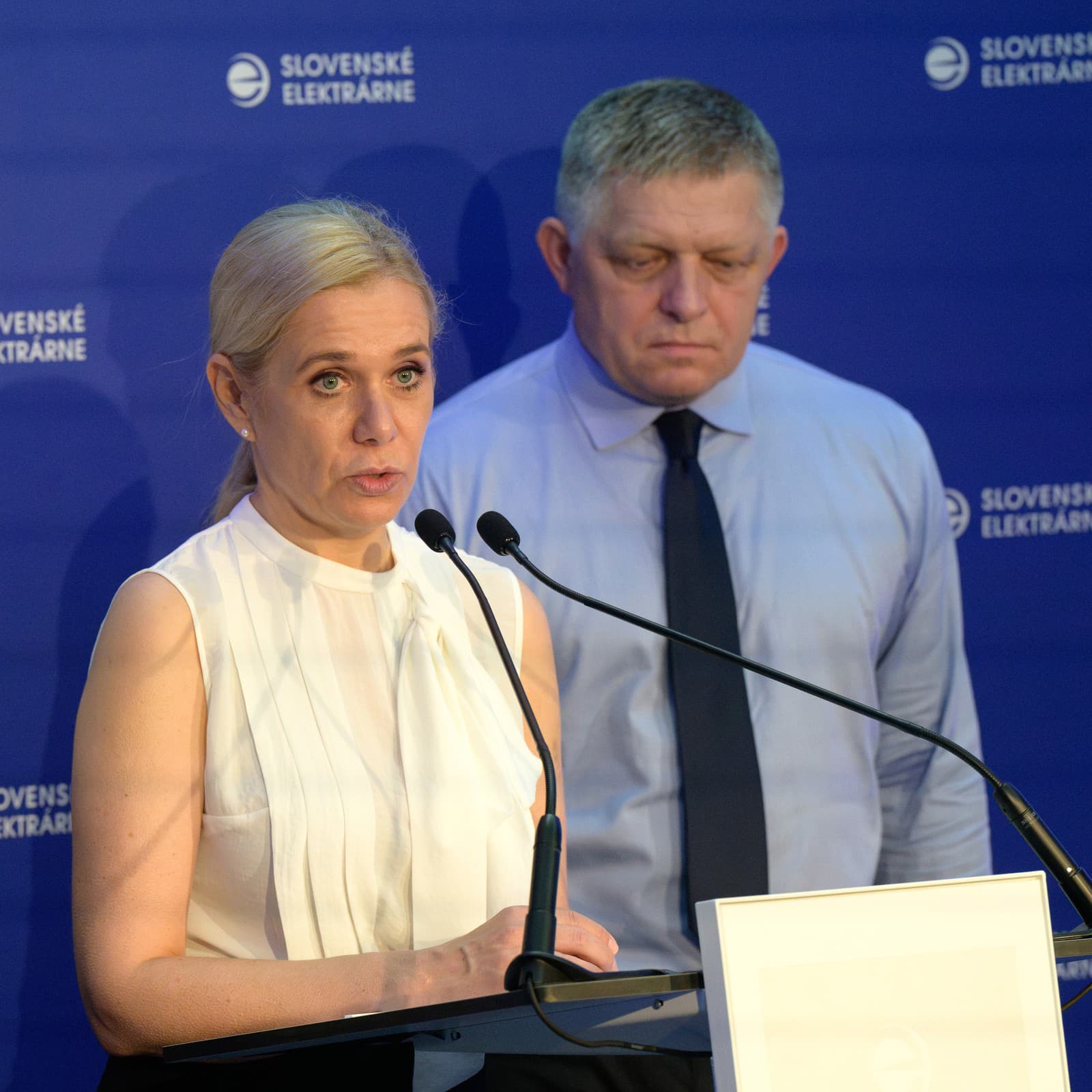 Na snímke sprava predseda vlády SR Robert Fico (Smer-SD) a podpredsedníčka vlády a ministerka hospodárstva SR Denisa Saková (Hlas-SD) počas tlačovej konferencie Slovenských elektrární.