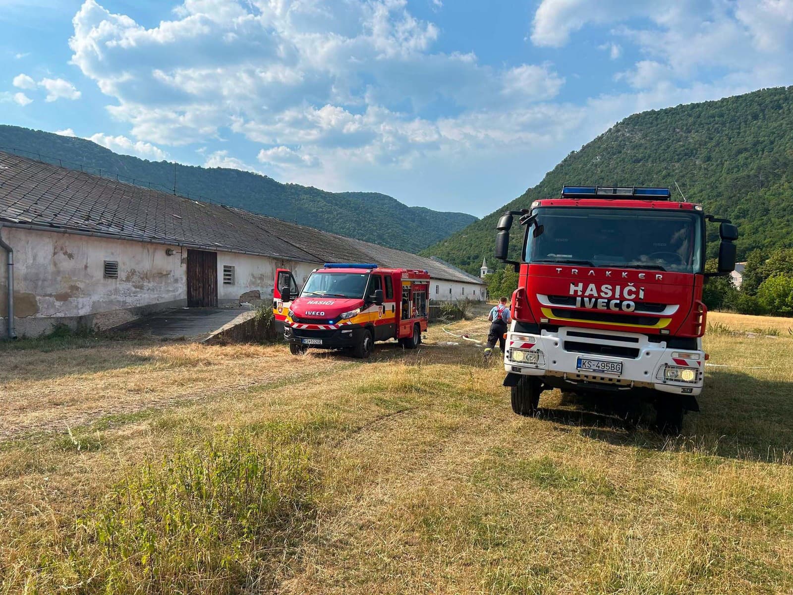 V prehriatom hangári uhynuli