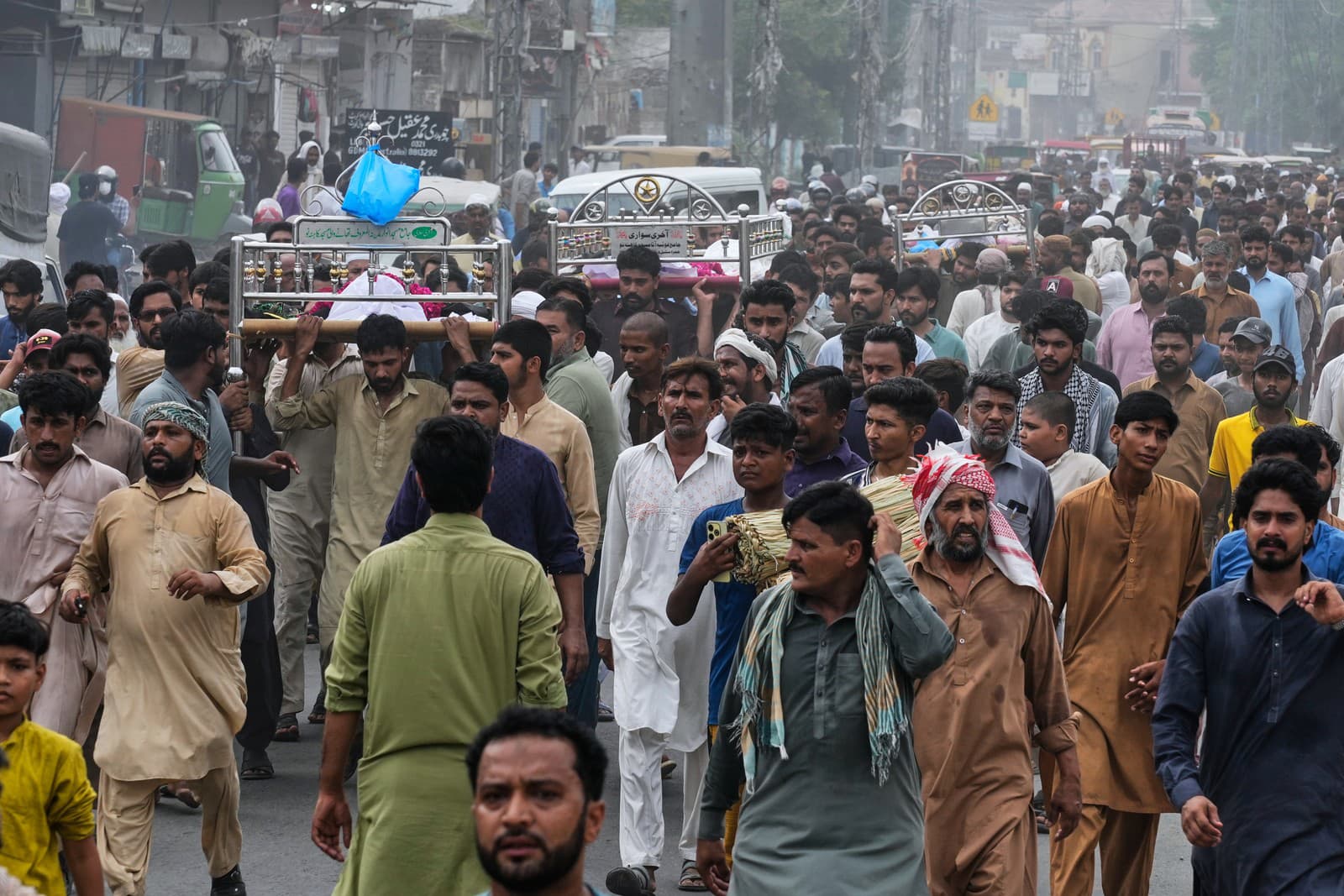Ľudia nesú telá detí, ktoré zahynuli pri zrútení strechy v rozostavanom doučovacom centre, po pohrebnej modlitbe na predmestí Láhauru v Pakistane.
