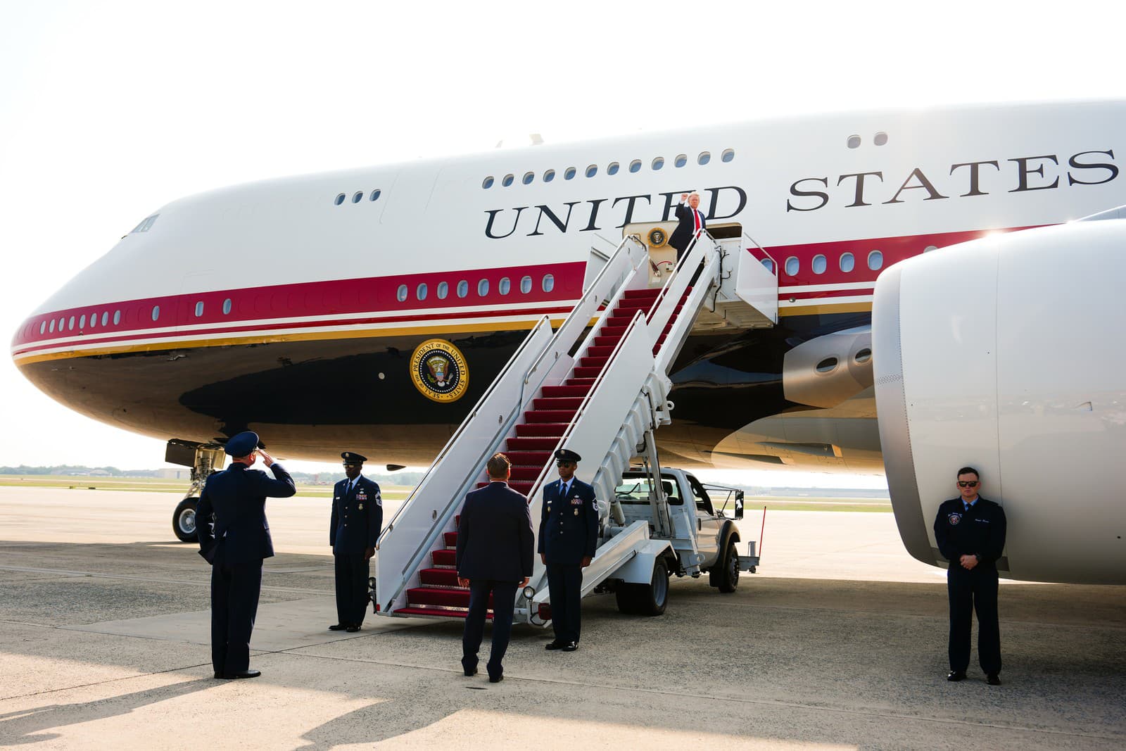 Prezident Donald Trump zdvihol päsť pri nástupe do nového lietadla Air Force One