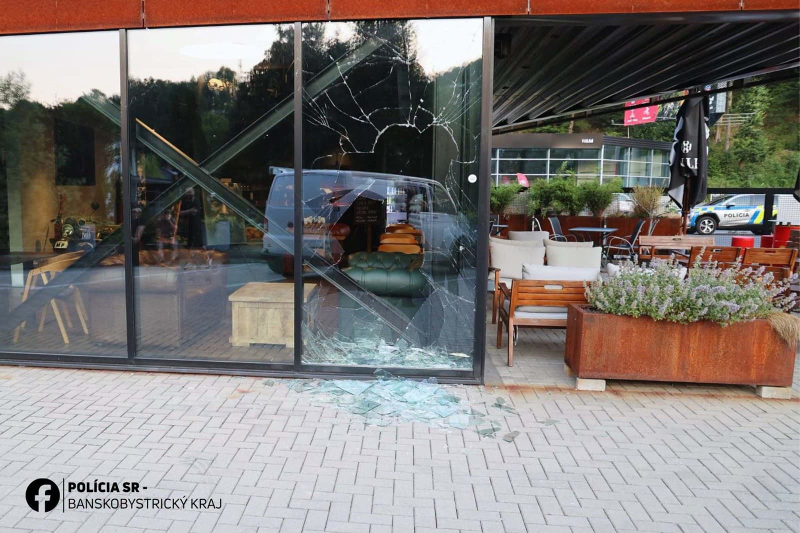 Cudzinec rozbil výklad a ukradol plechovku
