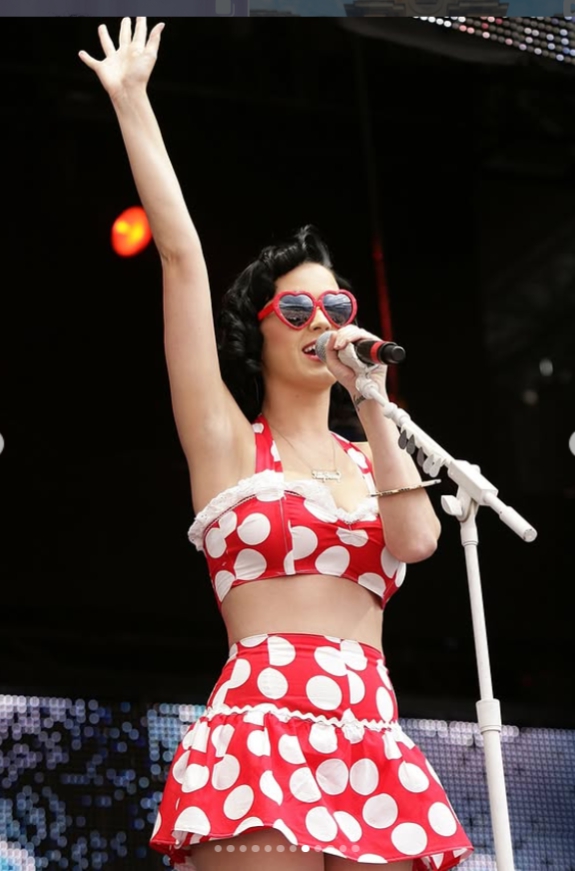 Katy Perry, bodkované šaty, 2009