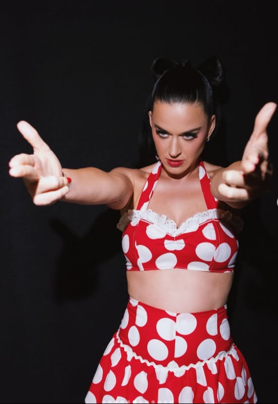 Katy Perry, bodkované šaty, 2026
