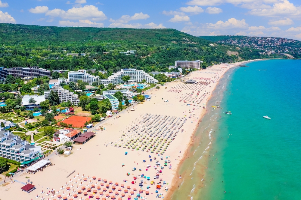 Zeleňou obklopená Albena patrí medzi najobľúbenejšie rodinné rezorty v Bulharsku. 