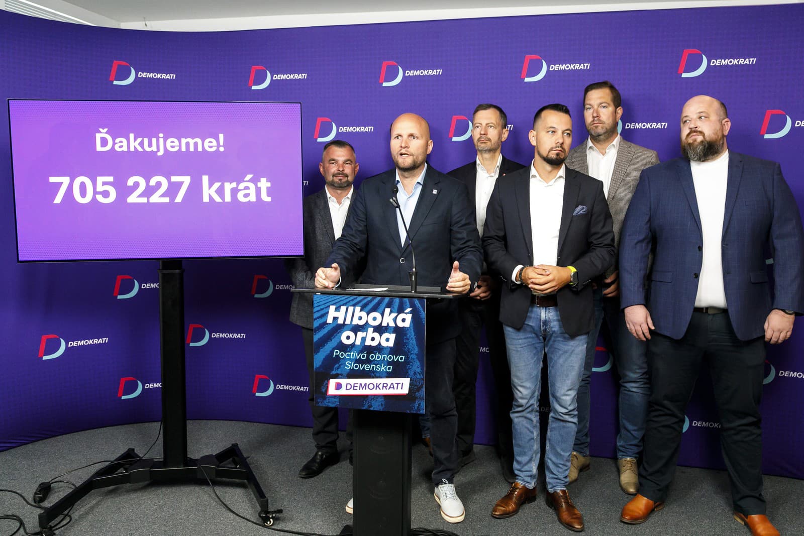 Zľava krajský predseda mimoparlamentnej strany Demokrati v Trnave Marek Polonec, predseda strany Jaroslav Naď, podpredsedovia strany Demokrati Eduard Heger,  Juraj Šeliga, člen predsedníctva strany Demokrati Jozef Sýkora a krajský predseda strany Demokrati v Bratislave Dominik Sumbal reagujú počas tlačovej konferencie na výsledky referenda v Bratislave