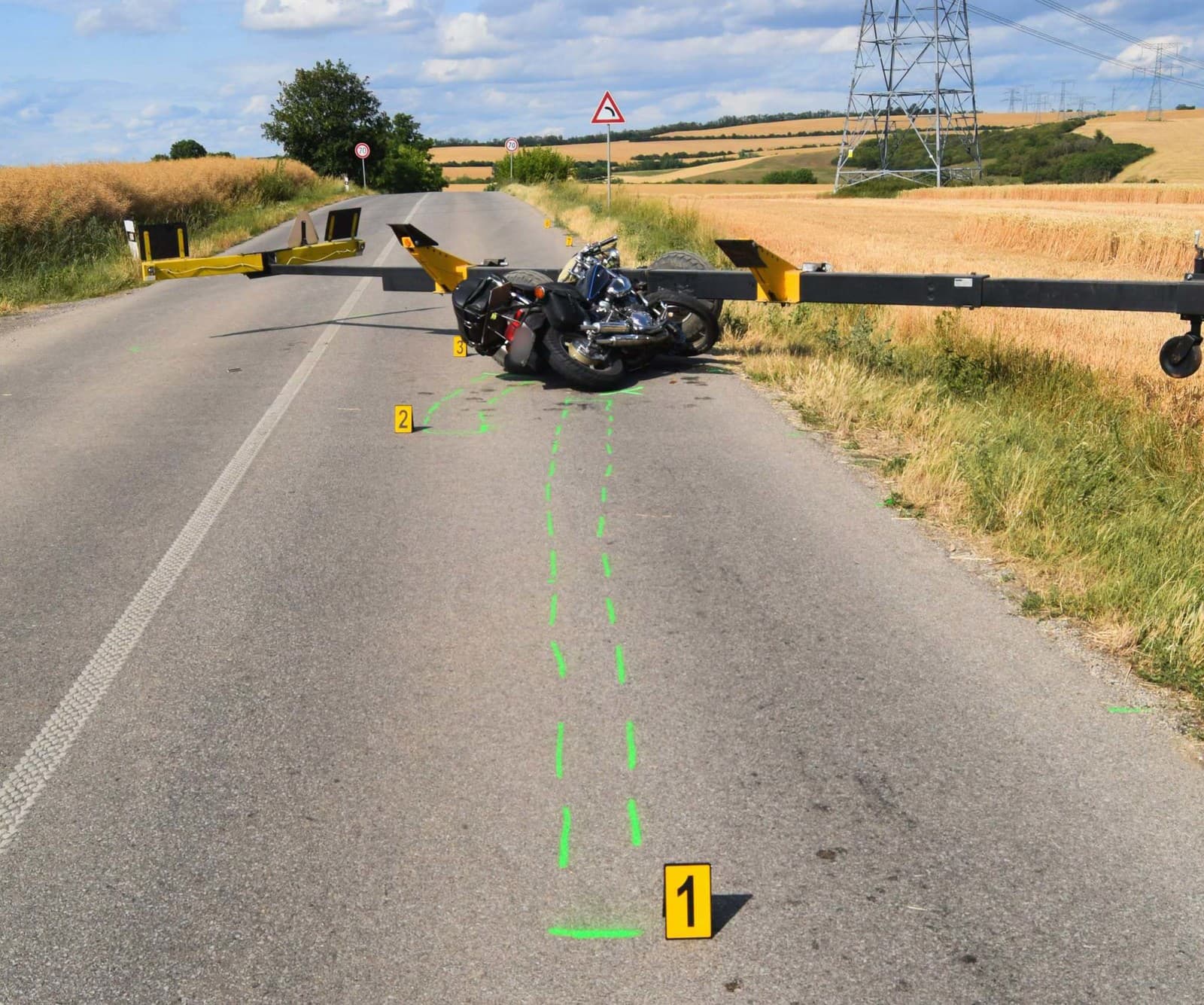 Zrážke motorky s prívesom na prevoz žacej lišty