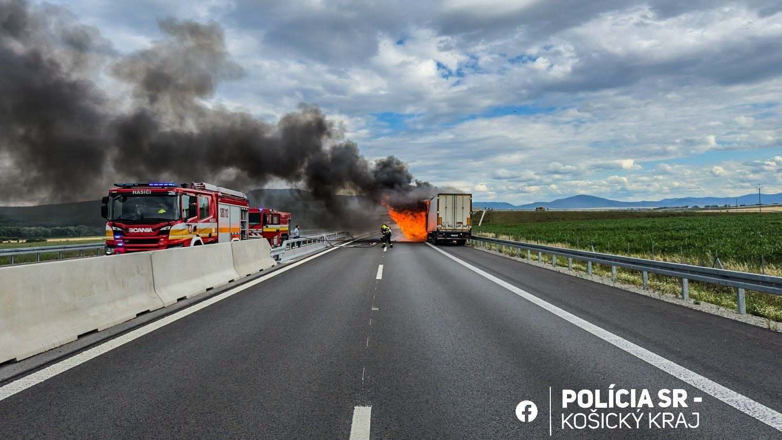 Horiaci kamión zablokoval R4: