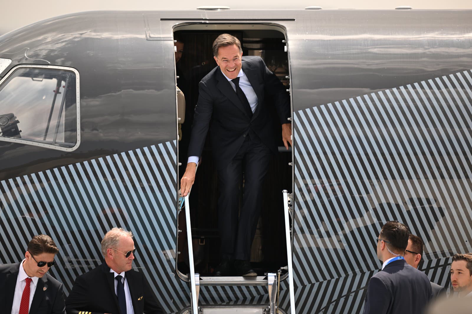 Na snímke generálny tajomník NATO Mark Rutte vystupuje z lietadla po prílete na summit NATO v pondelok 6. júla 2026 v Ankare