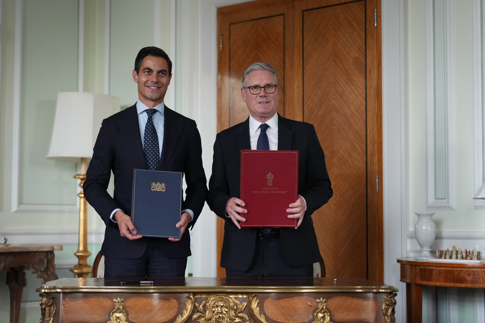 Britský premiér Keir Starmer (vpravo) a holandský premiér Rob Jetten sa zúčastnili na podpise námornej dohody na britskom veľvyslanectve v rámci samitu NATO v Ankare v Turecku,