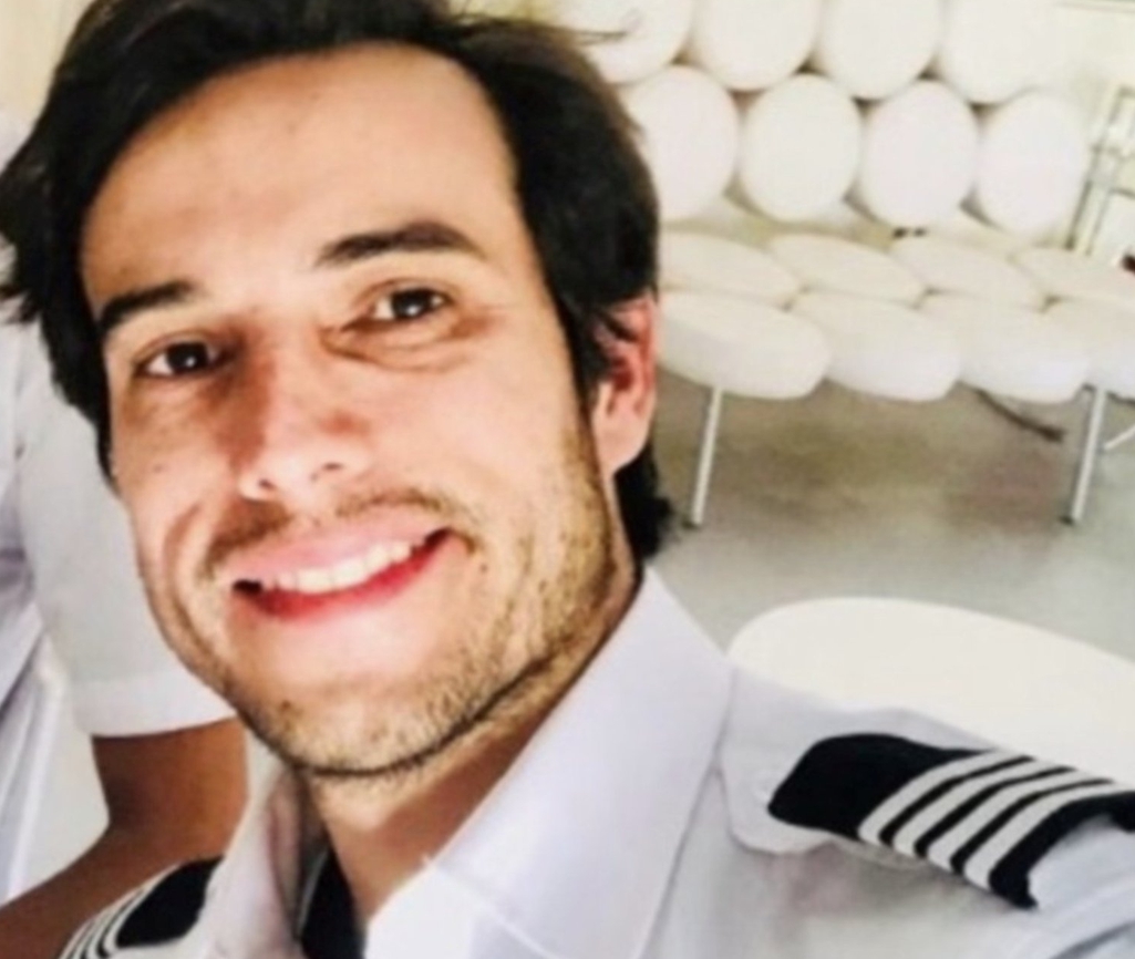 42-ročný pilot Leandro Bertazzo vyskočil z lietadla.