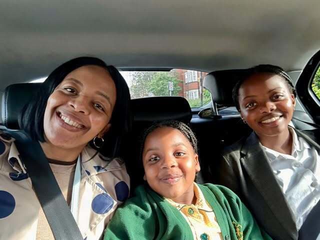 Zľava matka Nothabo Zandile Tshuma (42) a jej dcéry Nala (5) a Natalie (15) 
