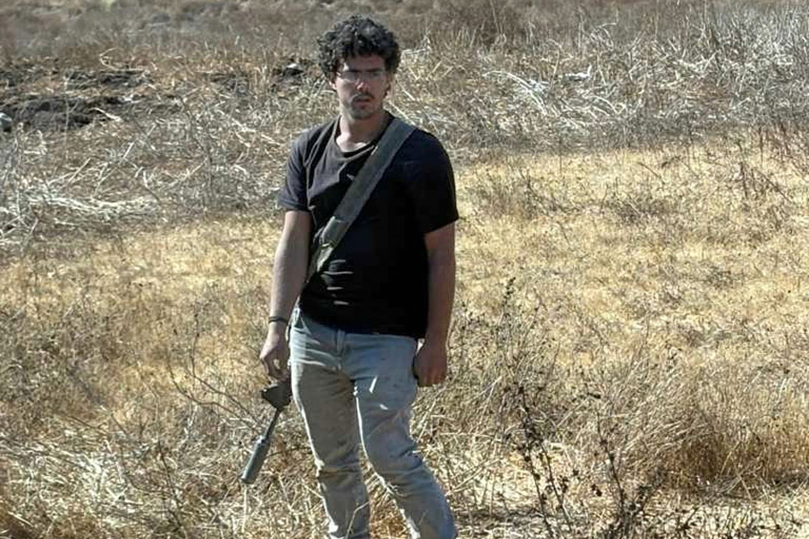Ozbrojení muži zablokovali cestu a zastavili vozidlá, v ktorých sa nachádzal americký kongresman Ro Khanna (demokrat z Kalifornie) a jeho delegácia, neďaleko dediny Chirbet Zanúta na Západnom brehu.