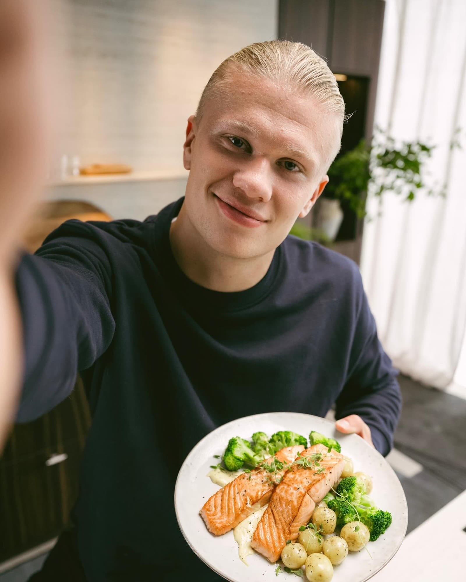 Erling Haaland a žena jeho života! Poznajú sa od detstva a zahrnul ju obrovským bohatstvom!