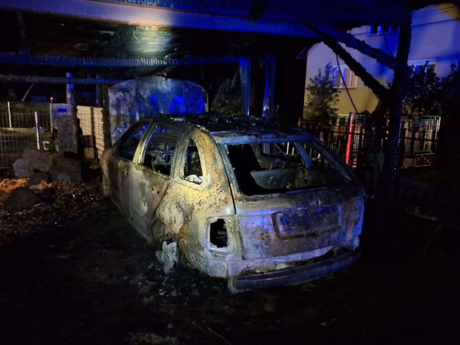 Požiar altánkov a áut v Rakovej