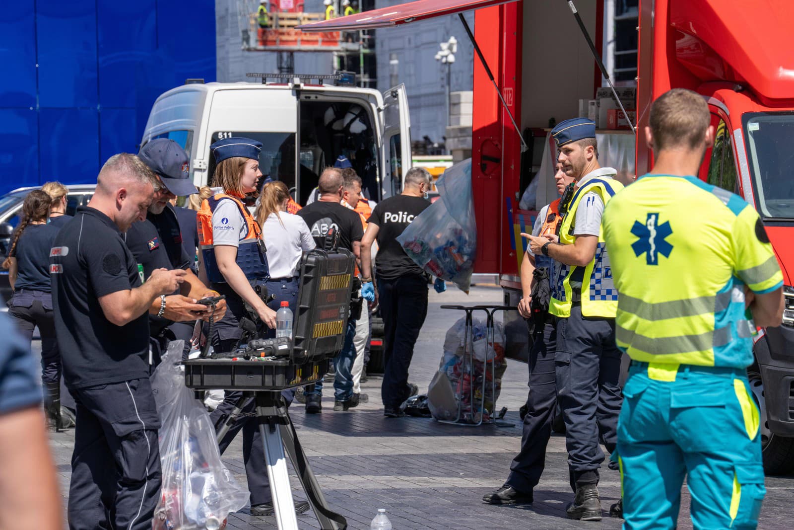 Záchranári a policajti zasahujú na mieste požiaru v centre Brusela