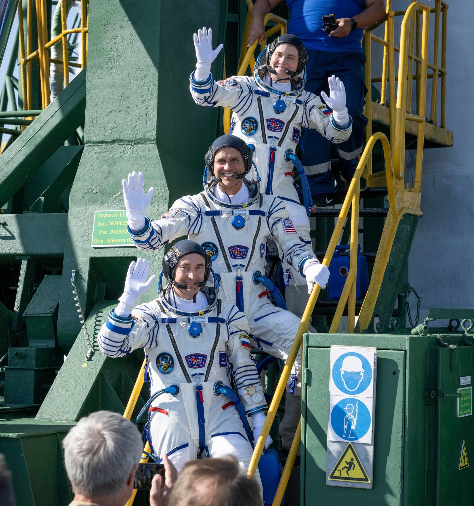 Americký astronaut Anil Menon (uprostred), ruskí kozmonauti Piotr Dubrov a Anna Kikinová mávajú pred štartom ruskej nosnej rakety Sojuz-2.1a, ktorá do vesmíru vynesie kozmickú loď Sojuz MS-29 s trojčlennou posádkou pre Medzinárodnú vesmírnu stanicu (ISS) z kazašského kozmodrómu Bajkonur