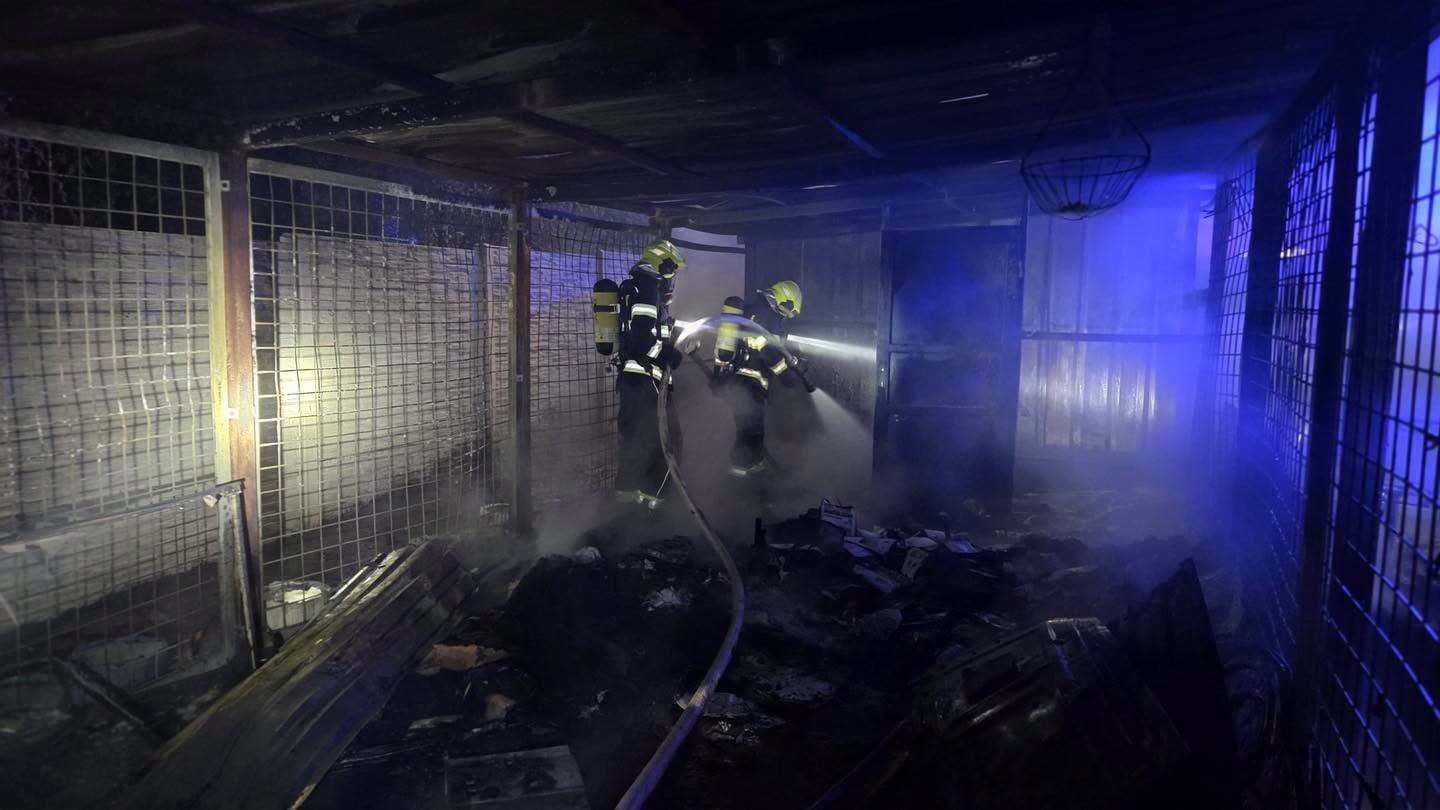Hasiči zasahovali v noci pri požiari odpadu na zbernom dvore v obci Reca