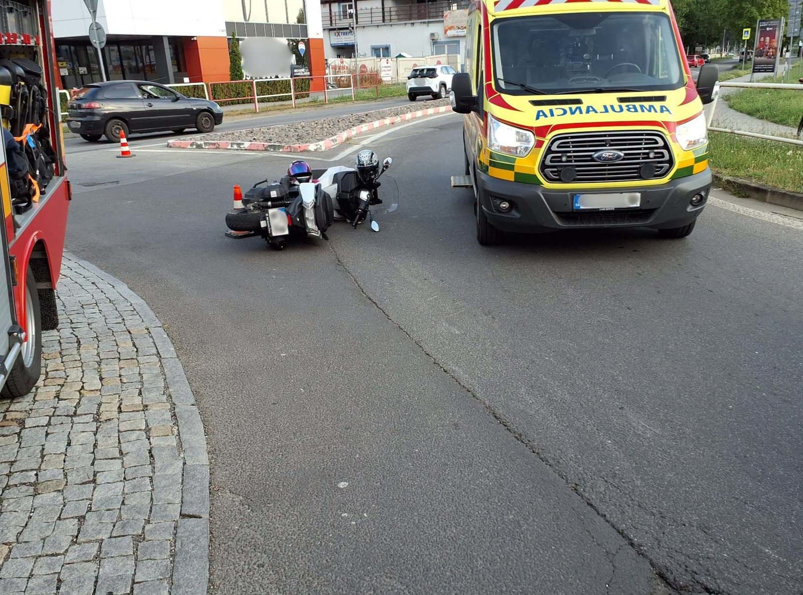 Hasiči zasahovali pri nehodách motocyklov s autami