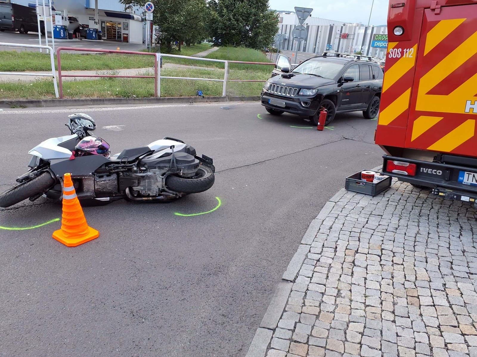 Hasiči zasahovali pri nehodách motocyklov s autami