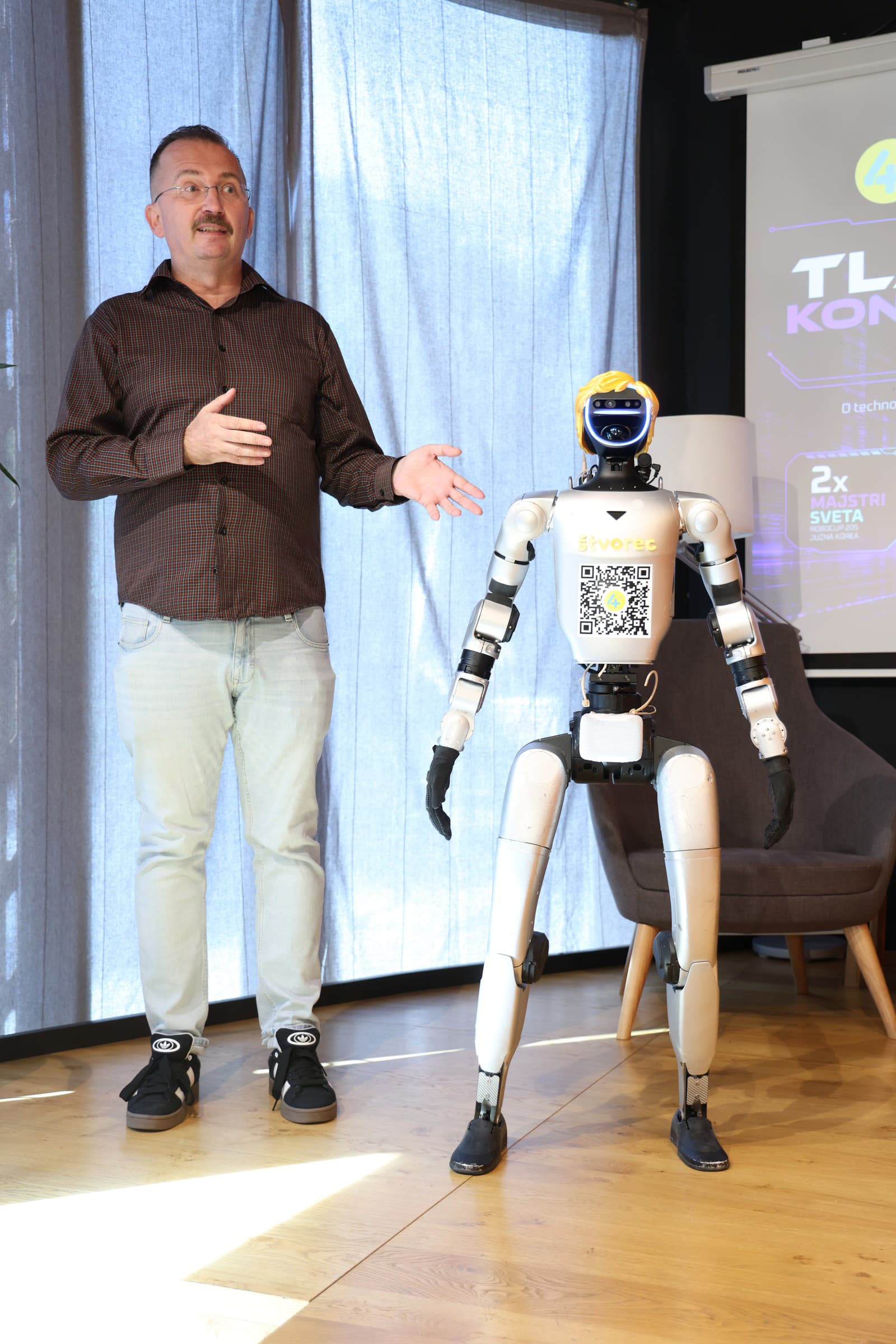 Generálny riaditeľ 4ky Roland Kyška a robot Štvorec.
