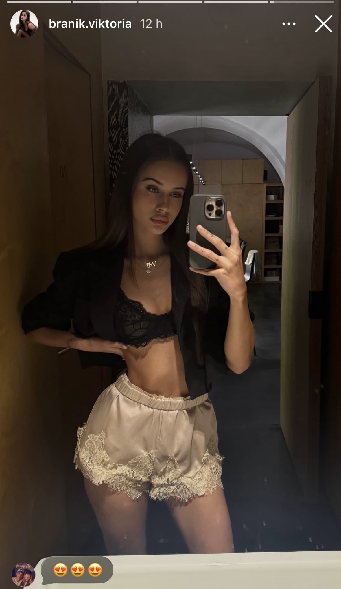 Sulíkova snúbenica dráždi na