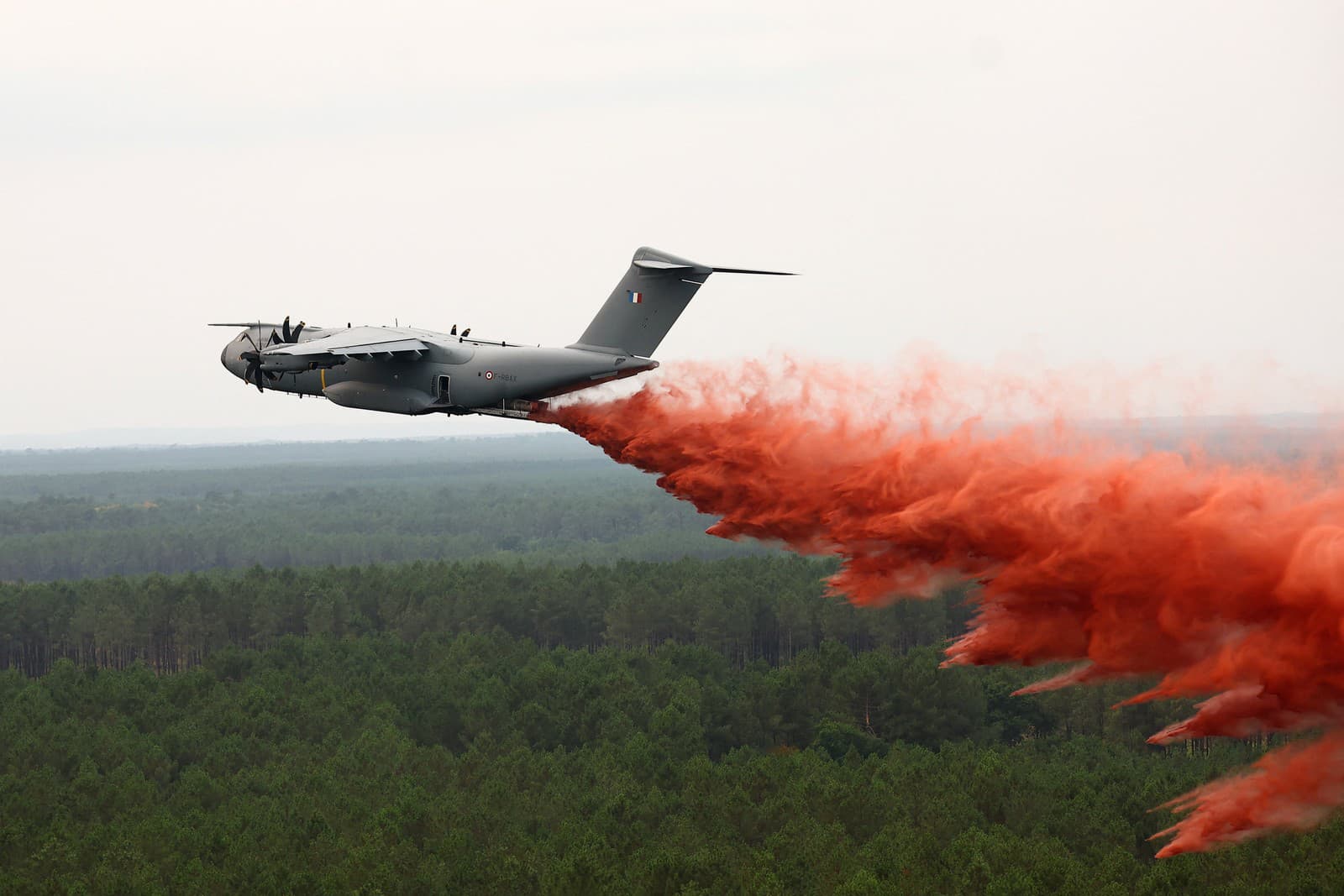 Fotografia urobená z francúzskeho vrtuľníka pre koordináciu záchranárov civilnej bezpečnosti ukazuje, ako Airbus A400M vôbec prvýkrát padá nad lesným požiarom neďaleko Lacanau