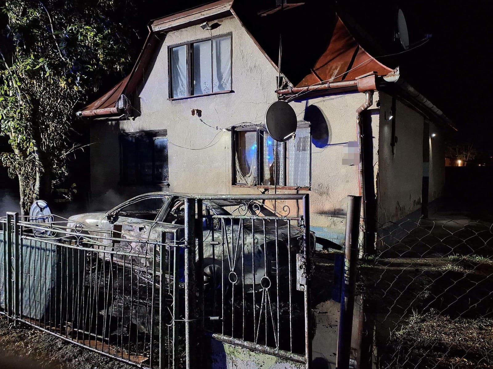 V obci Úpor horelo v noci auto