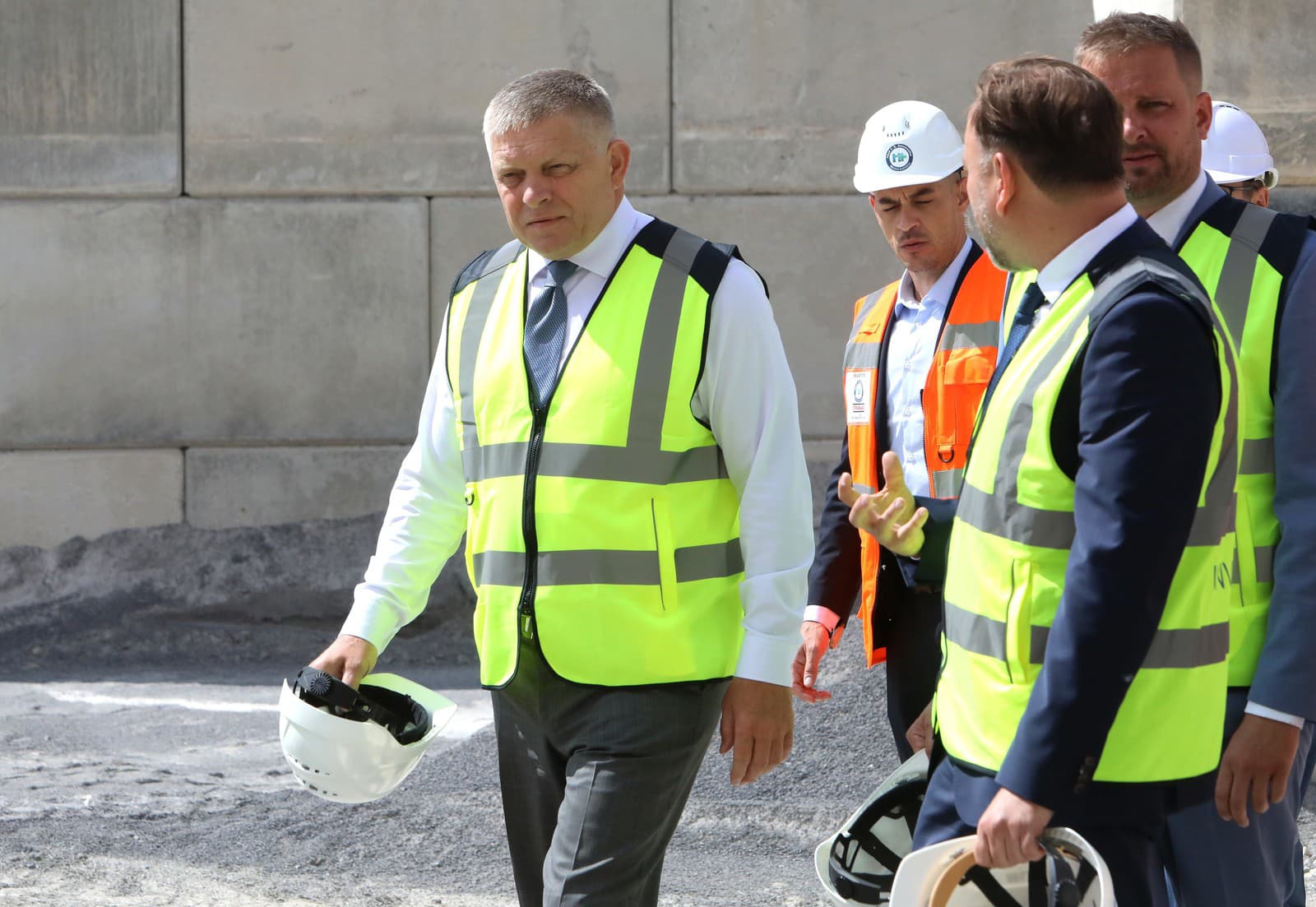 Na snímke premiér Robert Fico a Kamil Šaško. 