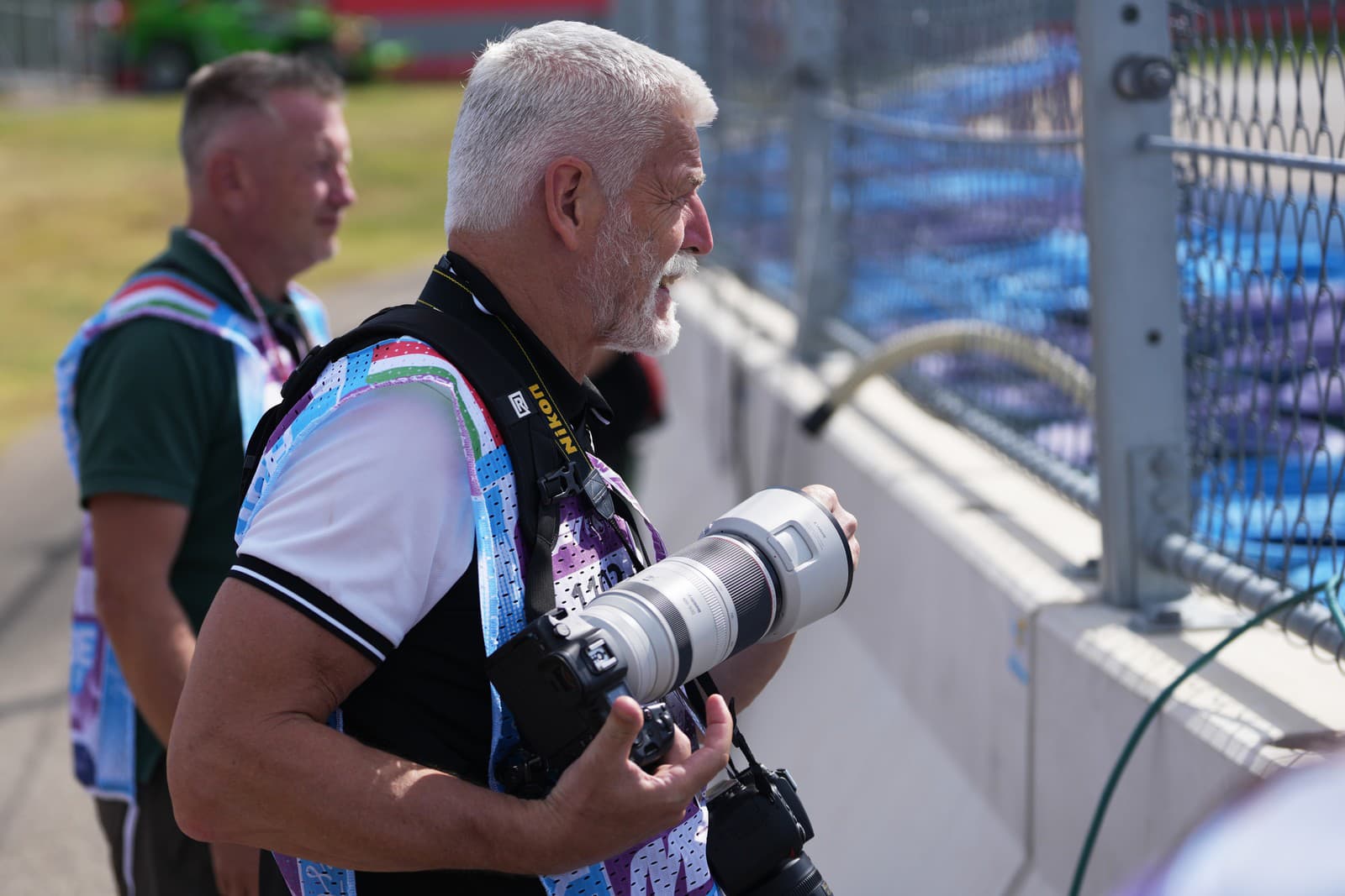 Český prezident Petr Pavel fotí počas kvalifikácie na nedeľňajšiu Veľkú cenu Maďarska seriálu F1 na okruhu Hungaroring v Budapešti 