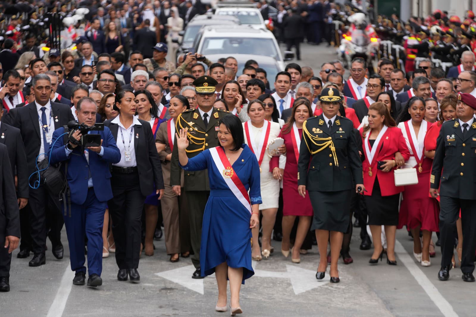 Peruánska prezidentka Keiko Fujimoriová kráča do prezidentského paláca po zložení prísahy v Lime