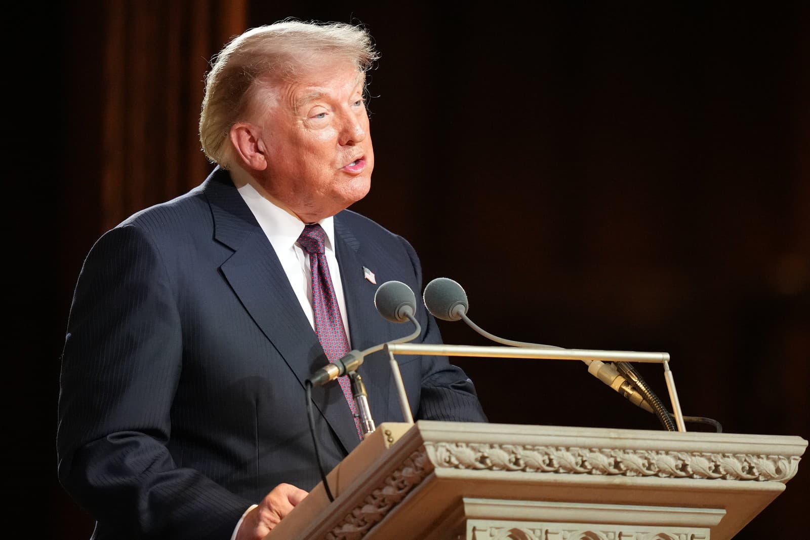 Americký prezident Donald Trump hovorí počas príhovoru na pohrebe amerického senátora Lindseyho Grahama v Národnej katedrále vo Washingtone
