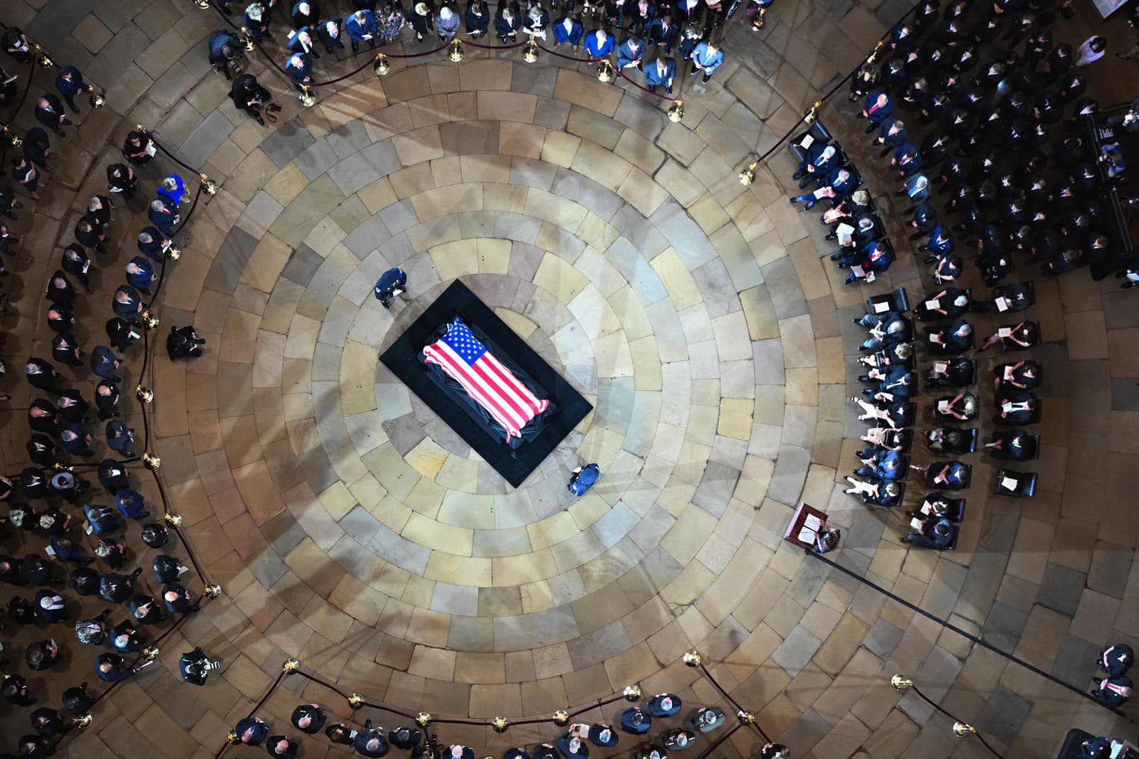 Truhla s pozostatkami amerického senátora Lindseyho Grahama počas rozlúčky v Rotunde Kapitolu USA