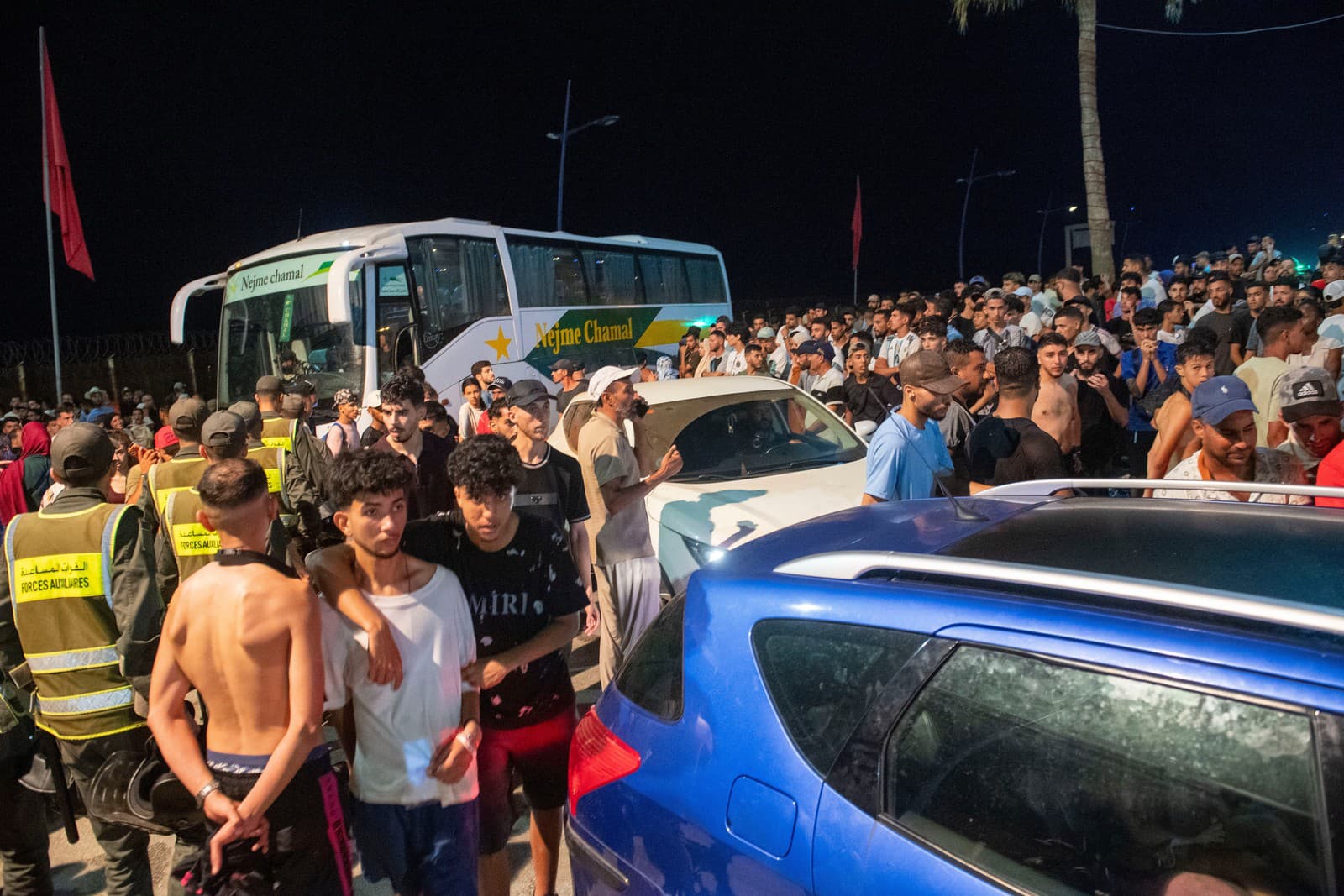 Bezpečnostné sily strážia ľudí, ktorí sa pokúšajú prejsť zo severomarockého mesta Fnideq do španielskej enklávy Ceuta