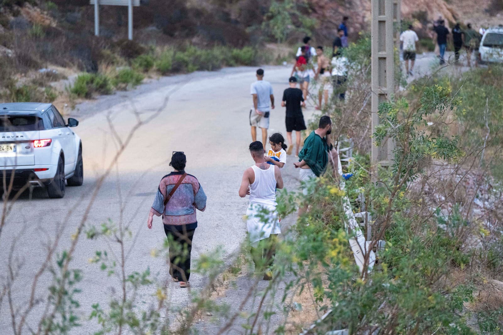 Ľudia kráčajú v severnom marockom meste Fnideq, keď sa pokúšajú prejsť do španielskej enklávy Ceuta