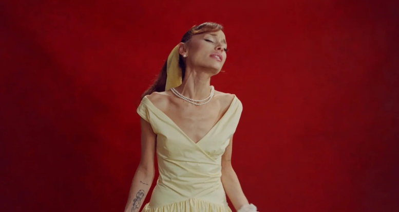 Ariana Grande vo videoklipe k piesni Petal.
